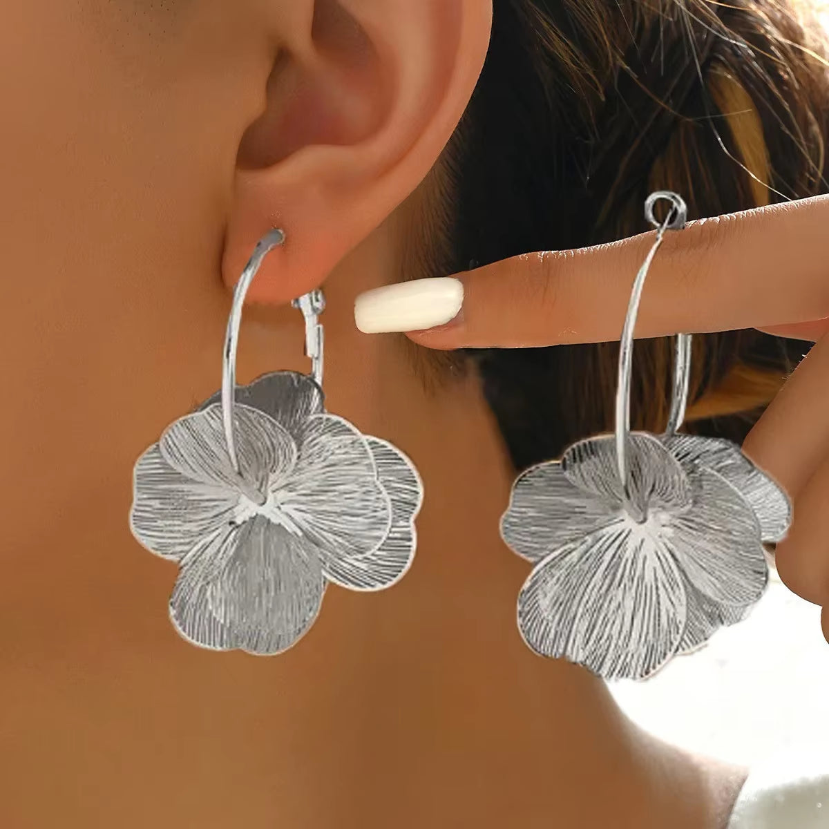 Fashion Golden Double-Layer Hollow Flower Hoop Earring for Women Vintage Dangle Earrings for Daily Wear Ear Hook Jewelry Gifts