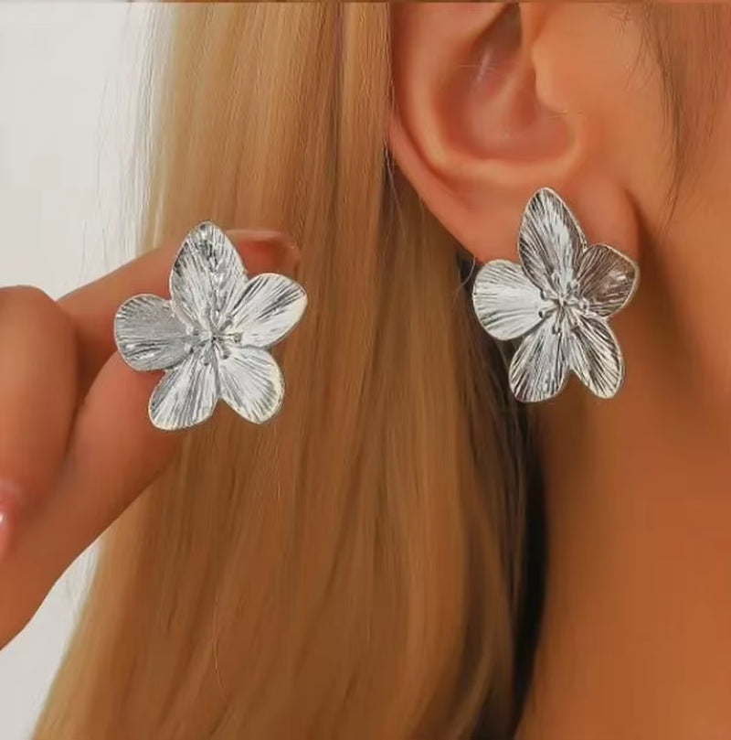 Fashion Golden Double-Layer Hollow Flower Hoop Earring for Women Vintage Dangle Earrings for Daily Wear Ear Hook Jewelry Gifts